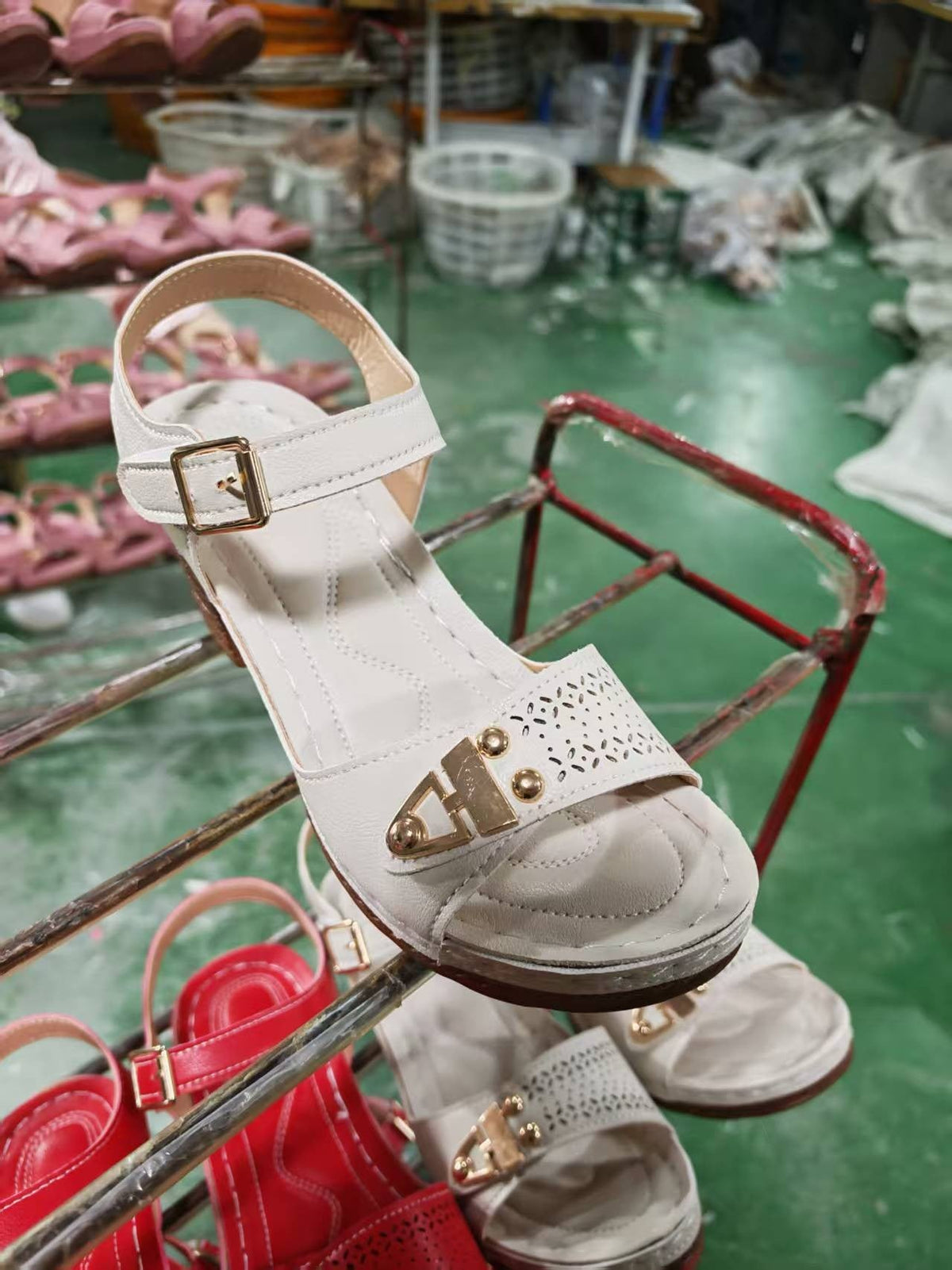 Damen Blockabsatzsandalen mit atmungsaktivem Riemen und modischem Detail EB