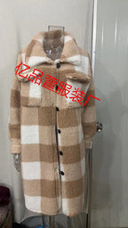 Damen nan langer Teddy-Karo-Mantel mit Hemdkragen, aufgesetzten Brusttaschen und Knopfleiste EB