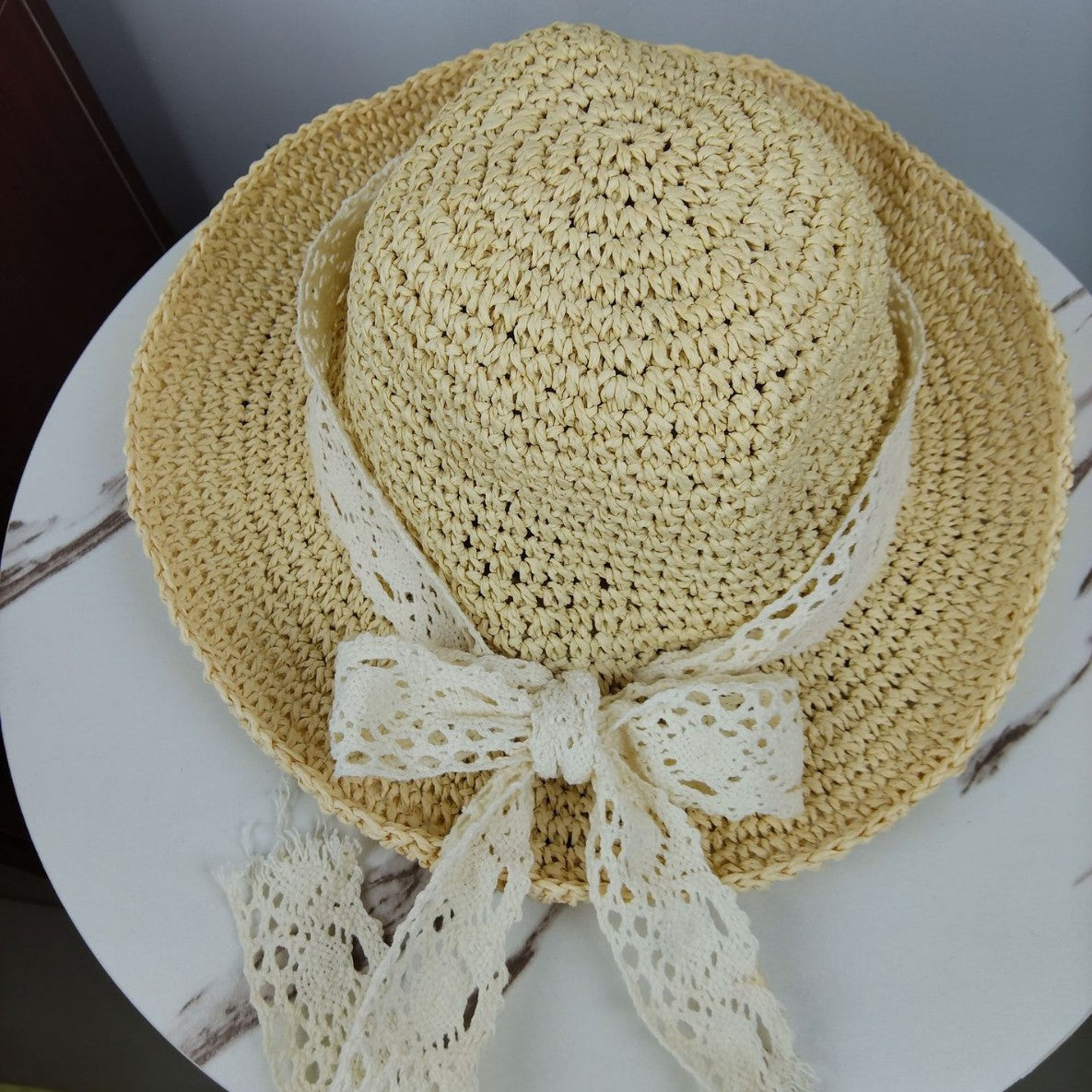 Eleganter Strohhut mit Spitzenband