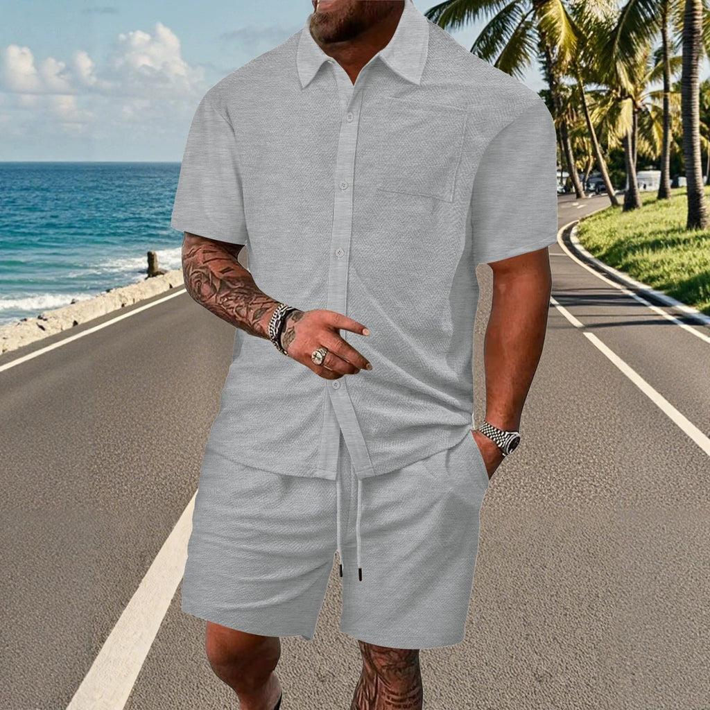 Freizeit-Set für Herren mit Hemd und Shorts