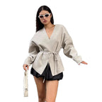 Damen eleganter Wickelmantel mit tailliertem Schnitt und modischen Details EB