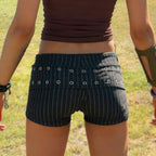 Damen modische Shorts mit breitem Gürtel und dekorativen Ösen EB