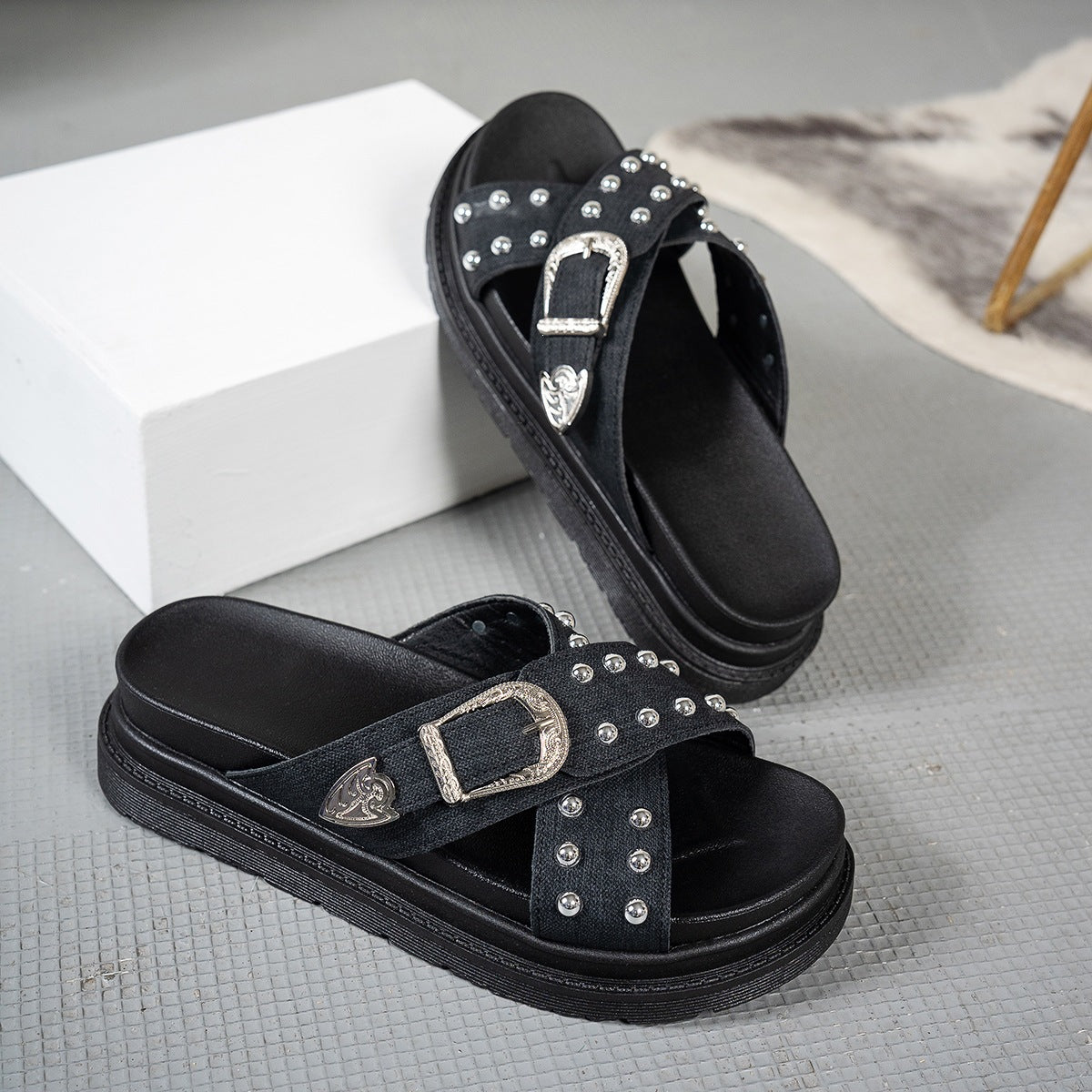 Damen Badesandalen mit modischem Riemendesign und eleganten Nieten EB