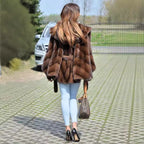 Damen Elegantes Kunstpelz-Cape mit voluminösem Kapuzenkragen und Gürtel EB