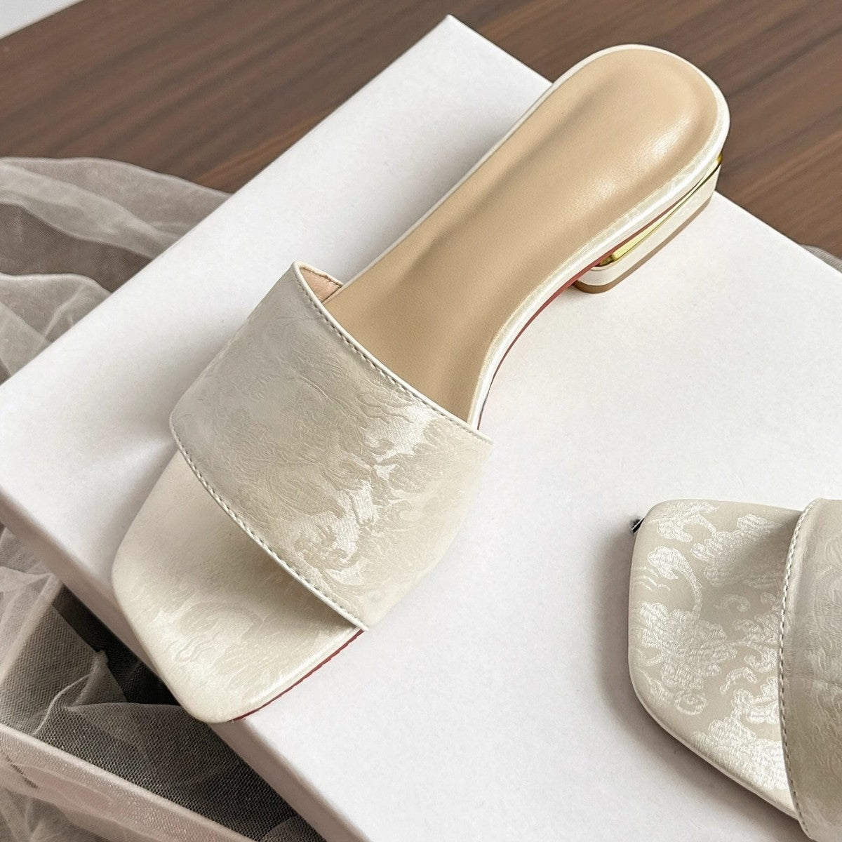 Damen bequeme modische Mules mit filigranem Blumenmuster EB
