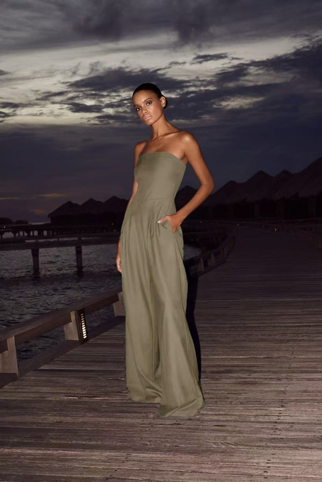 Damen trägerloser Jumpsuit mit weitem Bein und seitlichen Taschen EB
