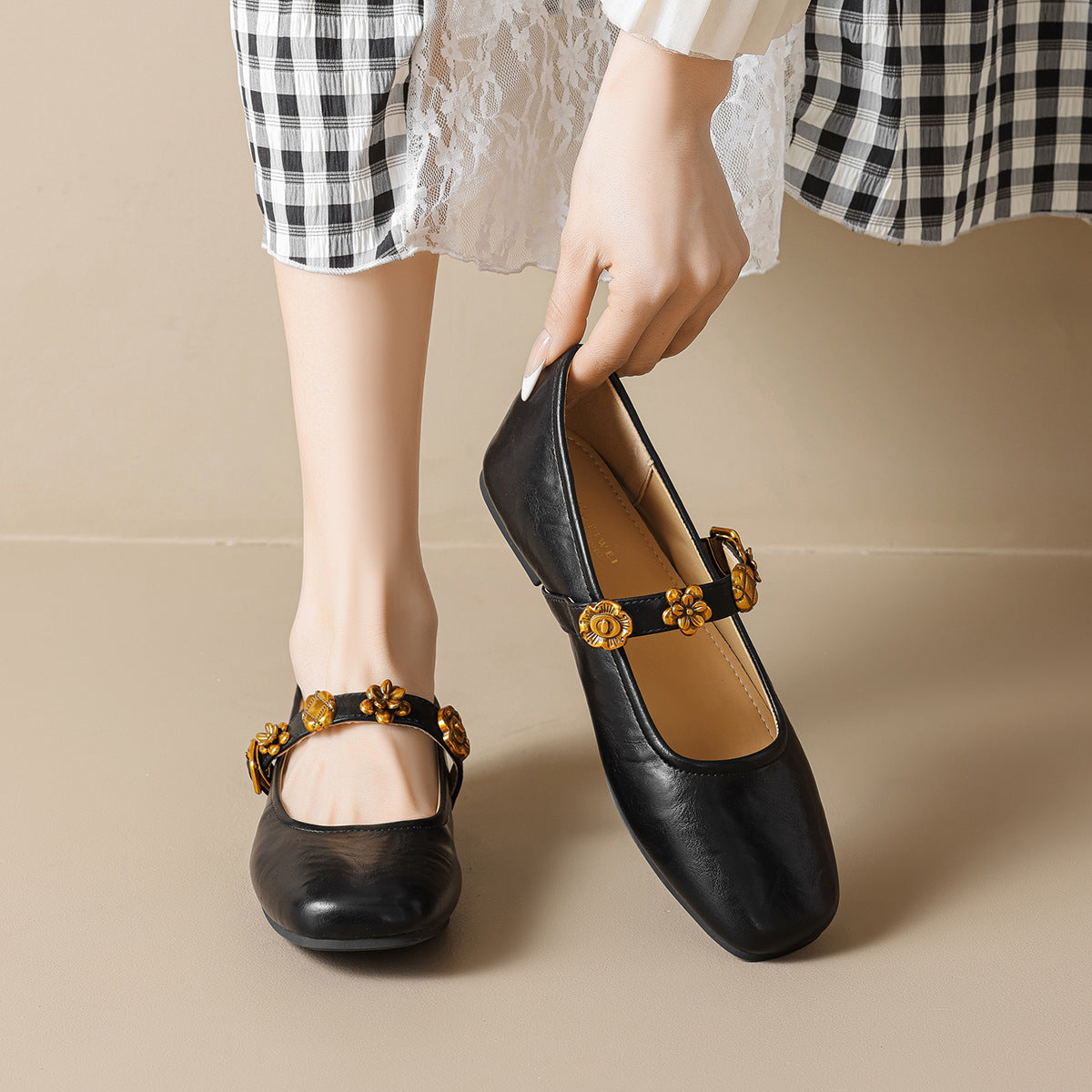Damen Ballerinas mit dekorativem Riemchen und Blumenakzenten EB