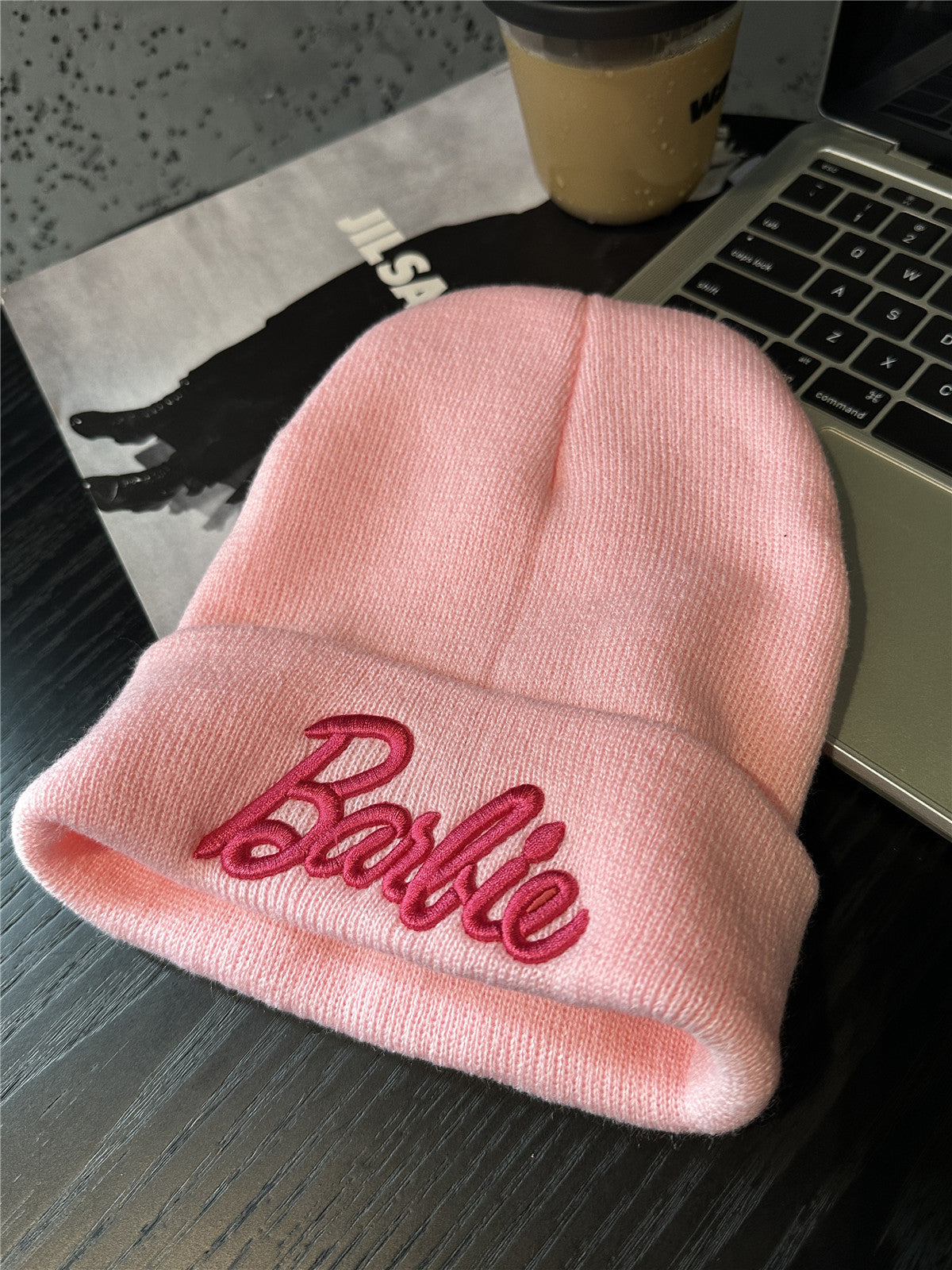 Stilvolle Beanie mit Stickerei