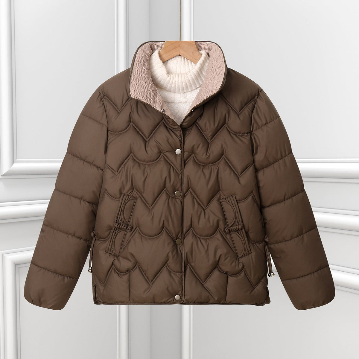 Damen Komfortable gesteppte Jacke mit hohem Kragen und Reißverschlusstaschen EB