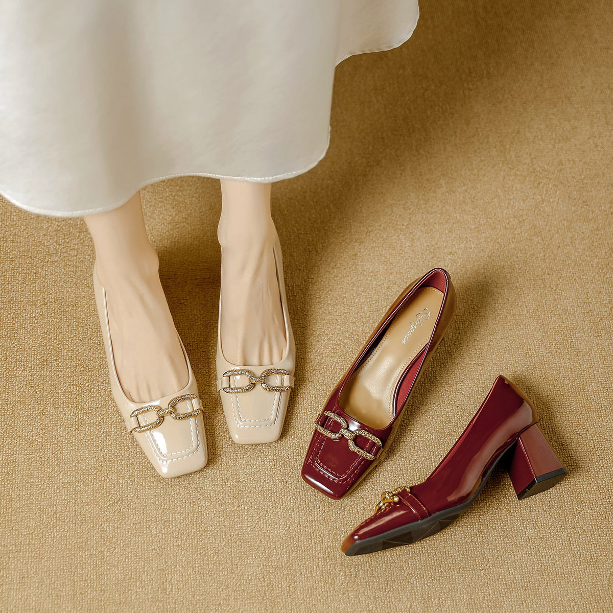 Damen elegante Blockabsatzpumps mit dekorativem Kettendesign EB