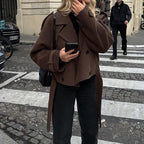 Damen Modischer Kurz-Trenchcoat mit großzügigen Klappentaschen und tailliertem Schnitt EB