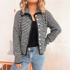 Damen gestrickte Kurzjacke mit modischem Streifenmuster und fluffigen Knöpfen EB