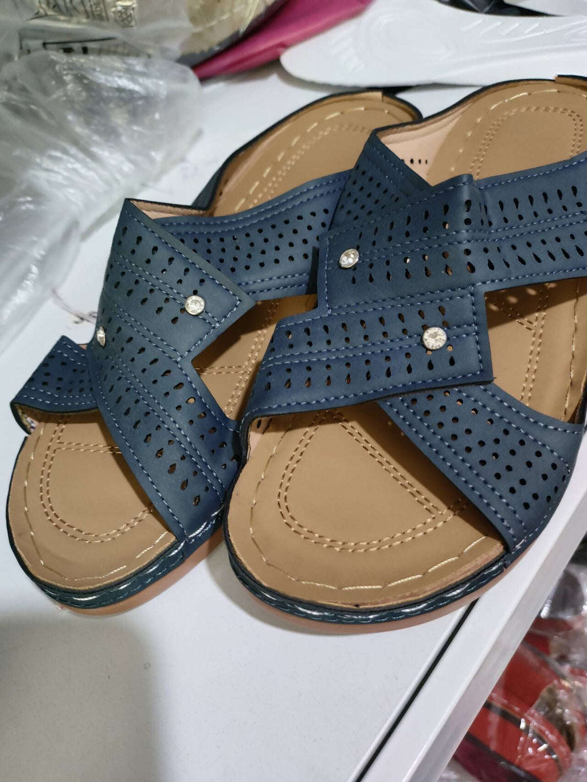 Damen elegante Clogs mit atmungsaktiver Oberflächenstruktur und modischen Schnittdetails EB