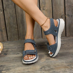 Damen Bequeme Sandalen mit verstellbarem Klettverschluss und anatomischer Fußbettgestaltung EB