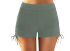 Figurschmeichelnde Badeshorts mit Raffung
