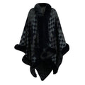 Damen eleganter Strickponcho mit luxuriösem Kunstfellbesatz und geometrischem Muster EB
