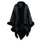 Damen eleganter Strickponcho mit luxuriösem Kunstfellbesatz und geometrischem Muster EB