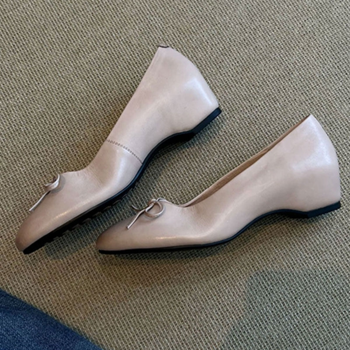 Damen elegante Ballerinas mit raffiniertem Riemchen EB