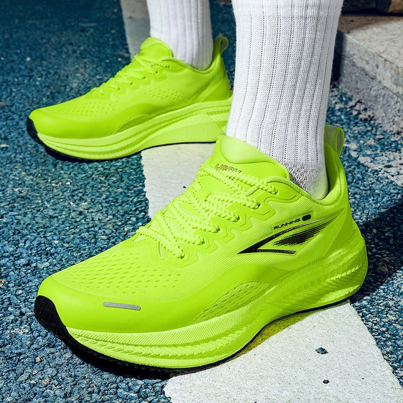 Unisex nan maximal gedämpfter leistungsorientierter Laufschuh mit reaktionsfreudiger Zwischensohle und atmungsaktivem Mesh EB