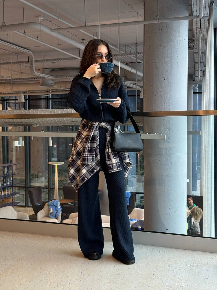 Gemütlicher Damen-Strick-Jumpsuit mit Reißverschluss und weitem Bein