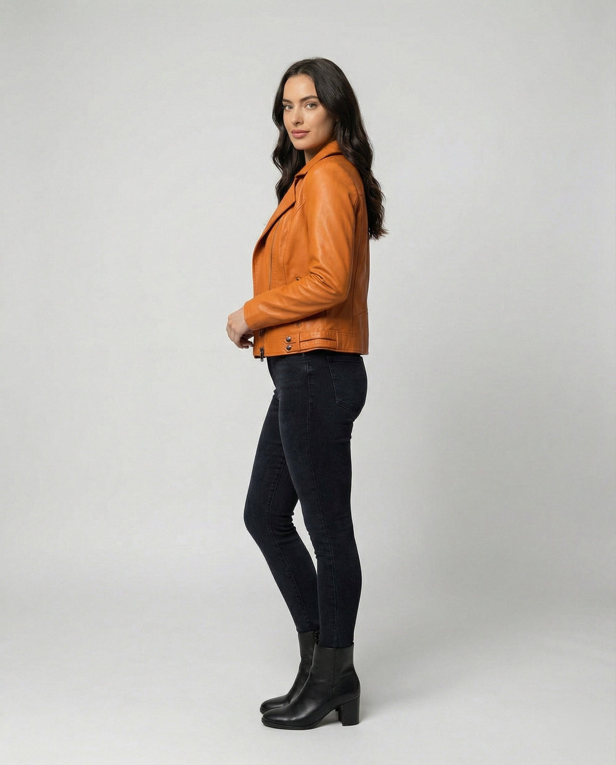 Damen Kunstleder-Bikerjacke mit asymmetrischem Reißverschluss wattierter Innenfütterung und taillierten Abnähern EB