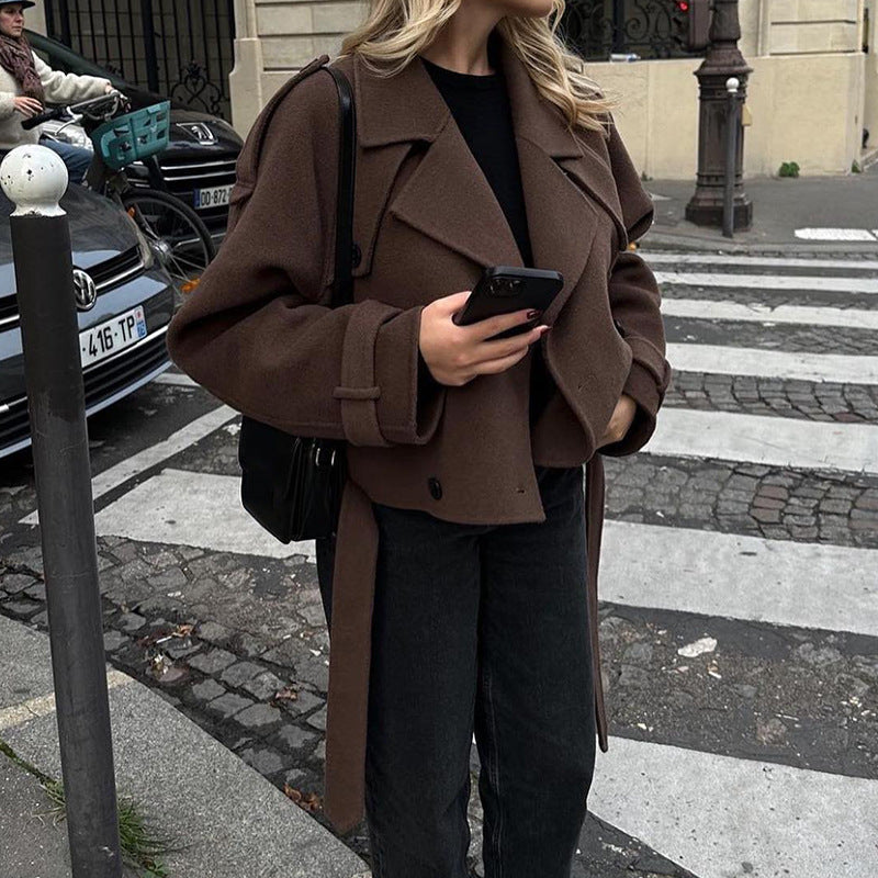 Damen Modischer Kurz-Trenchcoat mit großzügigen Klappentaschen und tailliertem Schnitt EB