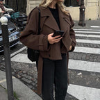 Damen Modischer Kurz-Trenchcoat mit großzügigen Klappentaschen und tailliertem Schnitt EB