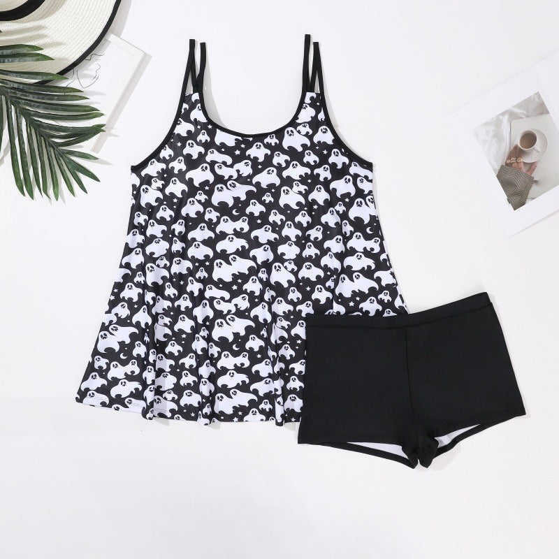 Verspieltes Damen-Strandoutfit mit fließendem Oberteil und Shorts