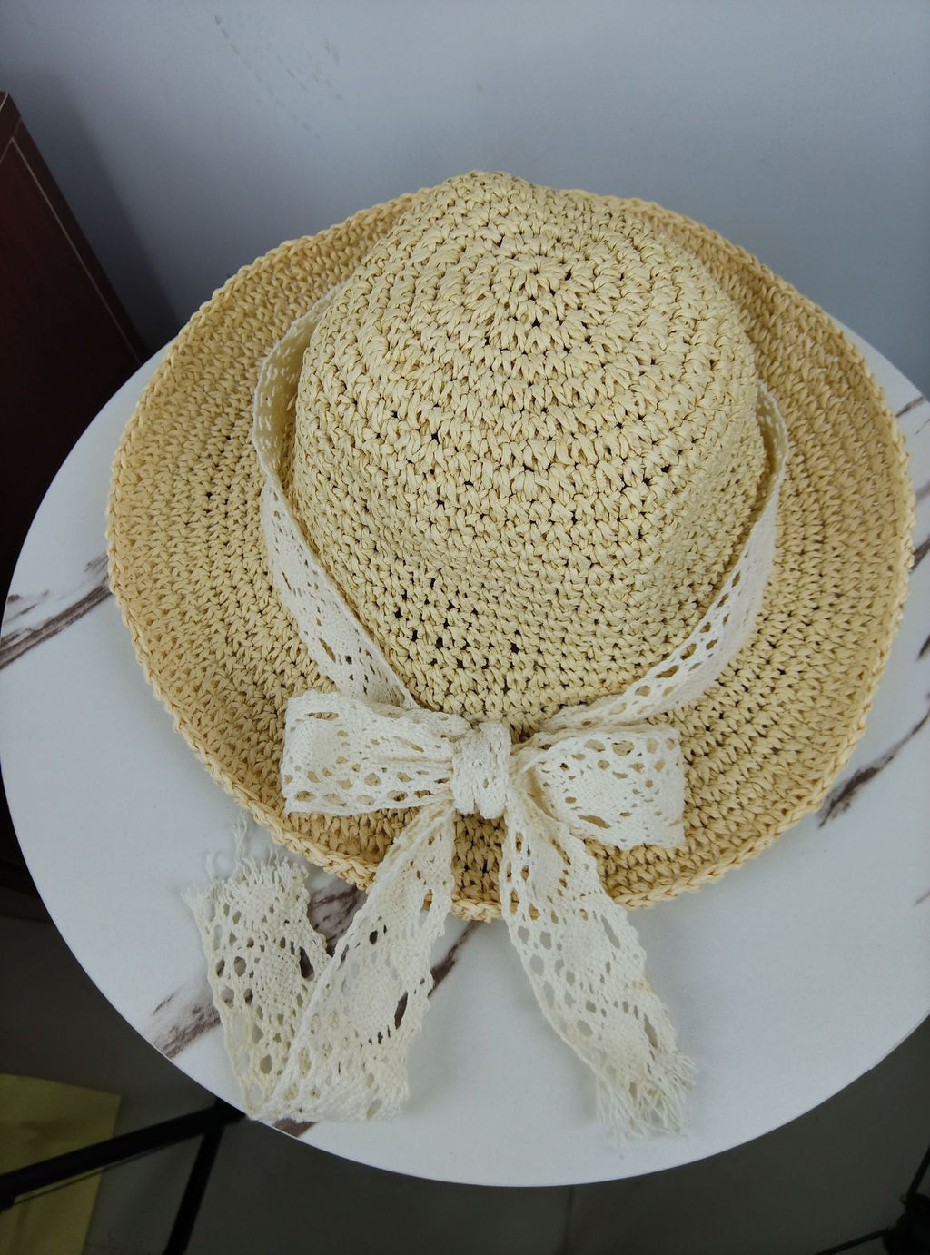Eleganter Strohhut mit Spitzenband