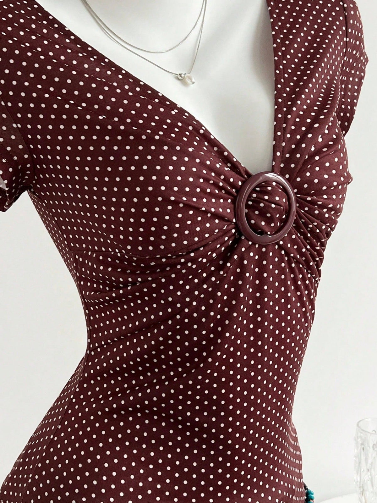 Damen Figurschmeichelndes Shirt mit dekorativem Ringdetail EB