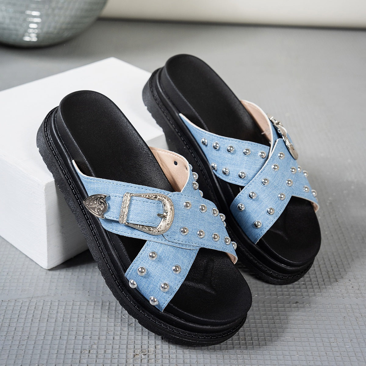Damen Badesandalen mit modischem Riemendesign und eleganten Nieten EB