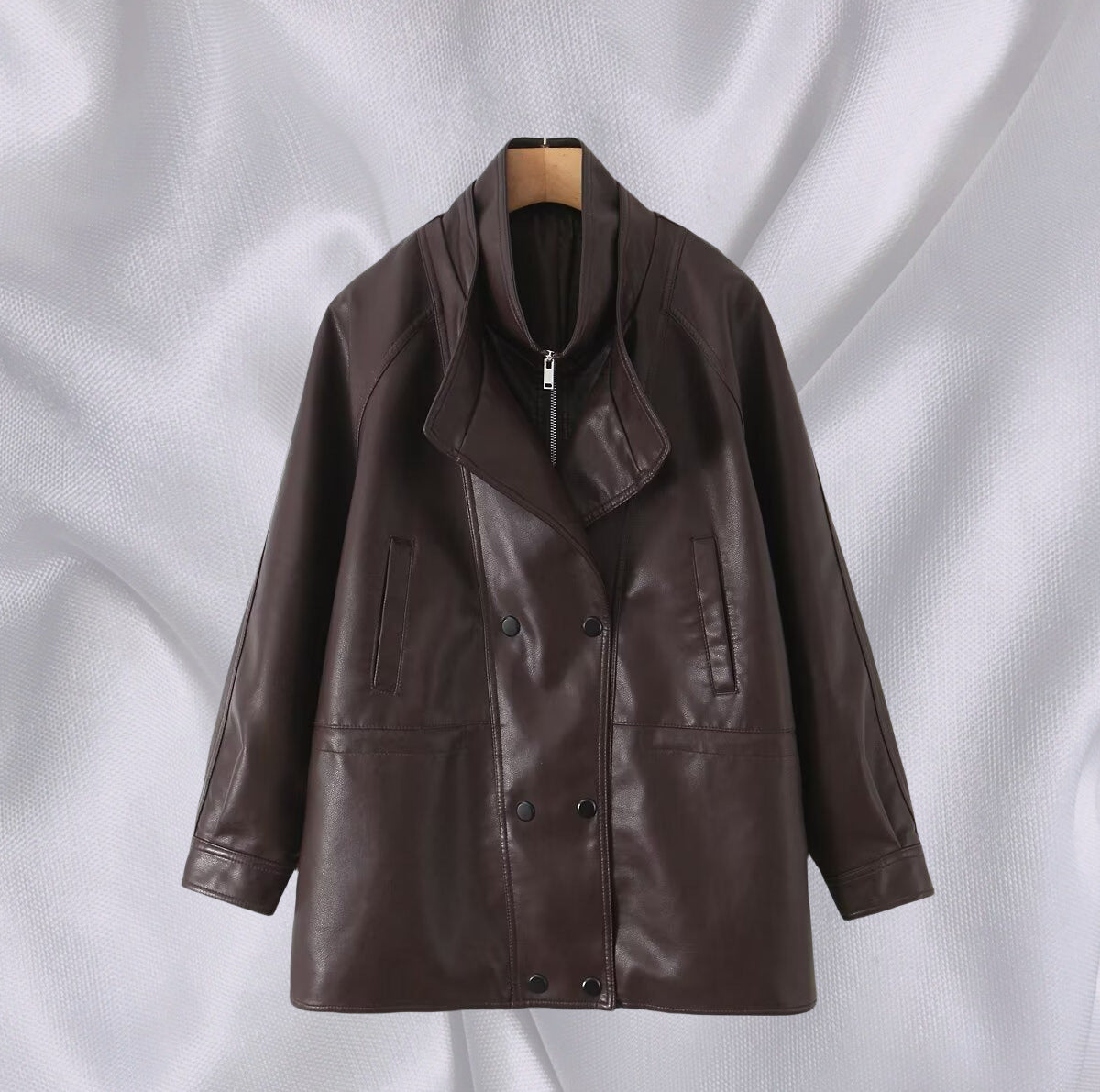 Damen Kunstlederjacke mit breitem Revers und praktischen Taschen EB
