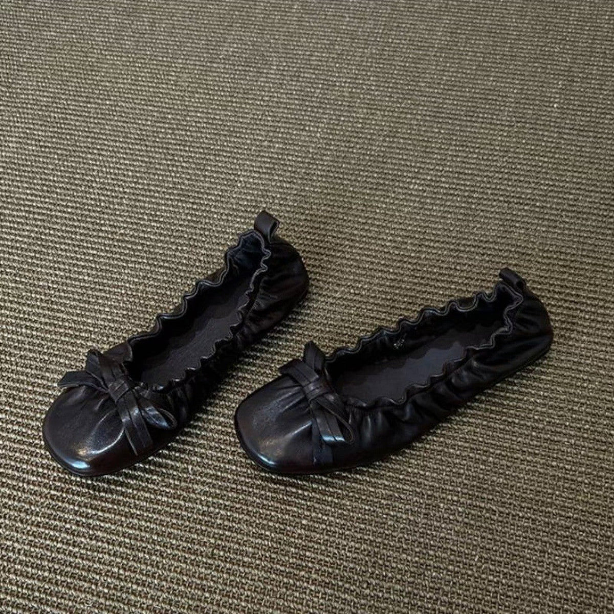 Damen Ballerina-Schuhe mit gerafftem Design und verspieltem Schleifendetail EB