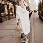 Damen Oversized Strickmantel mit Hoodie und auffälligem Schriftzug EB