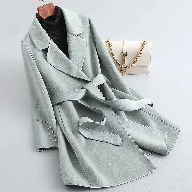 EB | Trenchcoat Taillierte Passform Gürtelte Taille Luxusstoff Mittellang