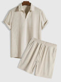 Velours-Poloshirt und Velours-Shorts